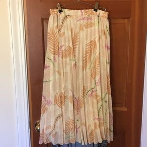 Pleaded Roolee Skirt with plant print